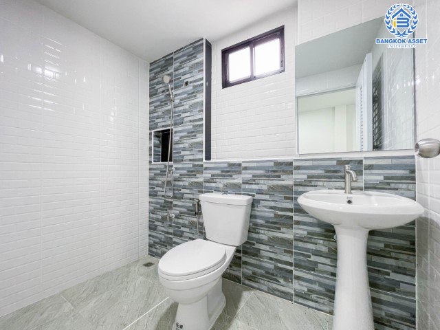 *****บ้านเดี่ยวมือสอง นนทบุรี ม.กฤษดานคร10 รัตนาธิเบศร์ เนื้อที่กว้างขวางมากถึง 71 ตร.ว. ฟังก์ชัน 4 ห้องนอน 4 ห้องน้ำ ที่จอดรถ 3 คัน บ้านสวย ตกแต่งสไตล์โมเดิร์น พร้อมเข้าอยู่ได้ทันที! โครงการตั้งบนทำเลแห่งการเดินทาง ใกล้รถไฟฟ้าสายสีม่วง "สถานีสามแยกบางใหญ่" และจุดขึ้นทางด่วน "กาญจนาภิเษก" จองด่วน!